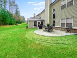 Sun room and garden in Atlanta, with garden furniture